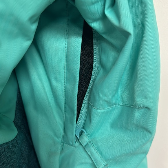 Ladies ski jacket. 10 Kmm waterproof rating, 2 layer shell, 10Kgrs breathable - Picture 6 of 8